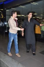 Akshay Kumar and Imran Khan return from Dubai in Mumbai Airport on 12th Aug 2013 (19).JPG