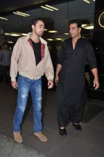 Akshay Kumar and Imran Khan return from Dubai in Mumbai Airport on 12th Aug 2013 (8).JPG