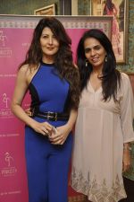 Sangeeta Bijlani, Anita Dongre at Anita Dongre_s launch of Pinkcity in association with jet Gems in Mumbai on 13th Aug 2013 (52).JPG