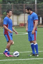 John Abraham, Baichung Bhutia at Reliance Soccer Match in Mumbai on 13thth Aug 2013 (34).JPG