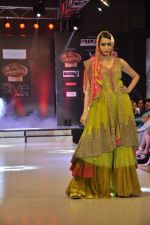 Model walk the ramp for Gulnaz Amin at the Signature Premier Pune Style Week 2013 on 19th Aug 2013 (2).JPG