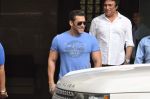 Salman Khan snapped with family in Mumbai on 20th Aug 2013 (31).JPG
