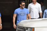 Salman Khan snapped with family in Mumbai on 20th Aug 2013 (32).JPG
