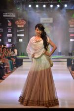 Sonal Chauhan walk the ramp for Aslam Khan at the Signature Premier Pune Style Week 2013 on 19th Aug 2013 (11).JPG