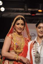 Sonali Bendre walk the ramp for Talent Box Hrishitaa Chaterjee Deshpande show at LFW 2013 Day 2 in Grand Haytt on 24th Aug 2013  (142).JPG