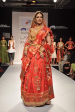 Sonali Bendre walk the ramp for Talent Box Hrishitaa Chaterjee Deshpande show at LFW 2013 Day 2 in Grand Haytt on 24th Aug 2013  (148).JPG