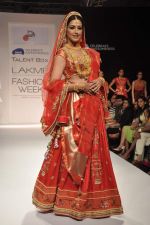 Sonali Bendre walk the ramp for Talent Box Hrishitaa Chaterjee Deshpande show at LFW 2013 Day 2 in Grand Haytt on 24th Aug 2013  (151).JPG