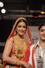 Sonali Bendre walk the ramp for Talent Box Hrishitaa Chaterjee Deshpande show at LFW 2013 Day 2 in Grand Haytt on 24th Aug 2013  (156).JPG