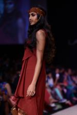 Model walk the ramp for Archana Kocchar show at LFW 2013 Day 5 in Grand Haytt, Mumbai on 27th Aug 2013 (205).JPG