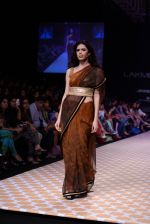 Model walk the ramp for Archana Kocchar show at LFW 2013 Day 5 in Grand Haytt, Mumbai on 27th Aug 2013 (265).JPG