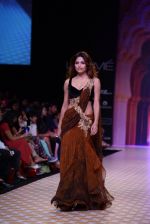 Model walk the ramp for Archana Kocchar show at LFW 2013 Day 5 in Grand Haytt, Mumbai on 27th Aug 2013 (290).JPG