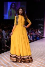 Model walk the ramp for Archana Kocchar show at LFW 2013 Day 5 in Grand Haytt, Mumbai on 27th Aug 2013 (325).JPG