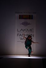 Model walk the ramp for Shruti Sancheti show at LFW 2013 Day 4 in Grand Haytt, Mumbai on 26th Aug 2013 (26).JPG