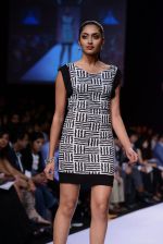 Model walk the ramp for Reliance Trends Bisou Bisou show at LFW 2013 Day 5 in Grand Haytt, Mumbai on 27th Aug 2013  (92).JPG