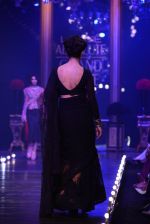 Model walk the ramp for Sabyasachi show at LFW 2013 Day 5 in Grand Haytt, Mumbai on 27th Aug 2013  (36).JPG