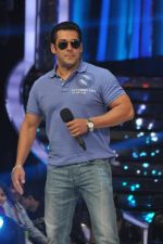 Salman Khan on the sets of Jhalak 6 in Mumbai on 27th Aug 2013 (104).JPG