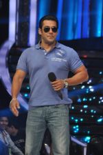 Salman Khan on the sets of Jhalak 6 in Mumbai on 27th Aug 2013 (105).JPG