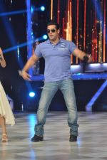 Salman Khan on the sets of Jhalak 6 in Mumbai on 27th Aug 2013 (126).JPG