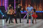 Salman Khan on the sets of Jhalak 6 in Mumbai on 27th Aug 2013 (39).JPG