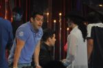 Salman Khan on the sets of Jhalak 6 in Mumbai on 27th Aug 2013 (59).JPG