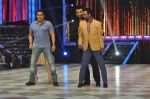 Salman Khan on the sets of Jhalak 6 in Mumbai on 27th Aug 2013 (75).JPG