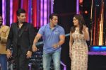 Salman Khan on the sets of Jhalak 6 in Mumbai on 27th Aug 2013 (84).JPG