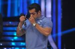 Salman Khan on the sets of Jhalak 6 in Mumbai on 27th Aug 2013 (99).JPG
