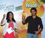 Shahrukh Khan shares the magic of fresh n juicy mangoes with his die-hard fans on 30th Aug 2013 (2).JPG