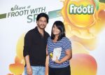 Shahrukh Khan shares the magic of fresh n juicy mangoes with his die-hard fans on 30th Aug 2013 (6).jpg