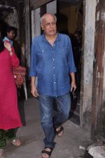 Mahesh Bhatt at Burmese exhibition for friend Gaurav Yadav in Elphinstone, Mumbai on 1st Sept 2013 (120).JPG