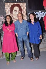 Pooja Bhatt, Mahesh Bhatt at Burmese exhibition for friend Gaurav Yadav in Elphinstone, Mumbai on 1st Sept 2013 (101).JPG