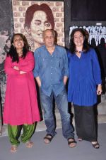 Pooja Bhatt, Mahesh Bhatt at Burmese exhibition for friend Gaurav Yadav in Elphinstone, Mumbai on 1st Sept 2013 (105).JPG
