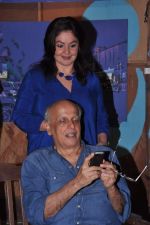 Pooja Bhatt, Mahesh Bhatt at Burmese exhibition for friend Gaurav Yadav in Elphinstone, Mumbai on 1st Sept 2013 (88).JPG