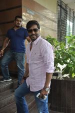 Ajay Devgan snapped in Mumbai on 2nd Sept 2013 (10).JPG