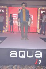 Farhan Akhtar Launches Intex Aqua i7 in Mumbai on 4th Sept 2013 (12).JPG