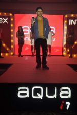 Farhan Akhtar Launches Intex Aqua i7 in Mumbai on 4th Sept 2013 (13).JPG
