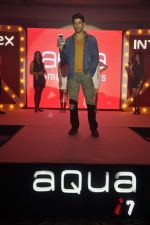 Farhan Akhtar Launches Intex Aqua i7 in Mumbai on 4th Sept 2013 (14).JPG