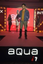 Farhan Akhtar Launches Intex Aqua i7 in Mumbai on 4th Sept 2013 (15).JPG