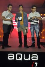 Farhan Akhtar Launches Intex Aqua i7 in Mumbai on 4th Sept 2013 (9).JPG