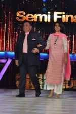 Rishi Kapoor, Neetu Singh on the sets of Jhalak Dikhlaa Jaa Season 6 Semi Final on 3rd Sept 2013 (14).JPG