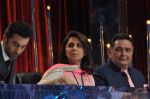 Rishi Kapoor, Neetu Singh, Ranbir Kapoor on the sets of Jhalak Dikhlaa Jaa Season 6 Semi Final on 3rd Sept 2013 (115).JPG
