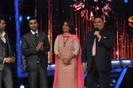 Rishi Kapoor, Neetu Singh, Ranbir Kapoor on the sets of Jhalak Dikhlaa Jaa Season 6 Semi Final on 3rd Sept 2013 (75).JPG