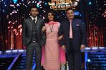 Rishi Kapoor, Neetu Singh, Ranbir Kapoor on the sets of Jhalak Dikhlaa Jaa Season 6 Semi Final on 3rd Sept 2013 (86).JPG