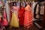 Roshni Chopra, Shibani Kashyap at Ritu Sakseria and Shruti Sancheti festive collection launch in Vyoum, Mumbai on 6th Sept 2013 (104).JPG