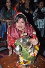 Dolly Bindra offer prayers to Andheri Cha Raja in Mumbai on 12th Sept 2013 (86).JPG