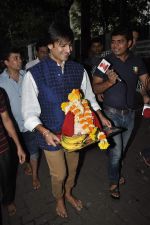 Vivek Oberoi takes Lord ganesh for Visarjan in Mumbai on 12th Sept 2013 (8).JPG