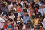 Hrithik Roshan offers prayers at Lalbaug Cha Raja in Mumbai on 13th Sept 2013 (4).JPG