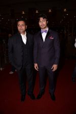 Vidyut Jamwal at South Indian International Movie Awards 2013 Red Carpet Day 2 on 12th Sept 2013(350).JPG
