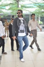 Ranveer Singh snapped at the airport in Mumbai on 14th Sept 2013 (10).JPG