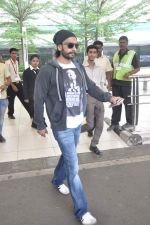 Ranveer Singh snapped at the airport in Mumbai on 14th Sept 2013 (13).JPG